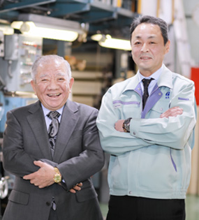柳内会長(写真左)・根来社長(写真右)